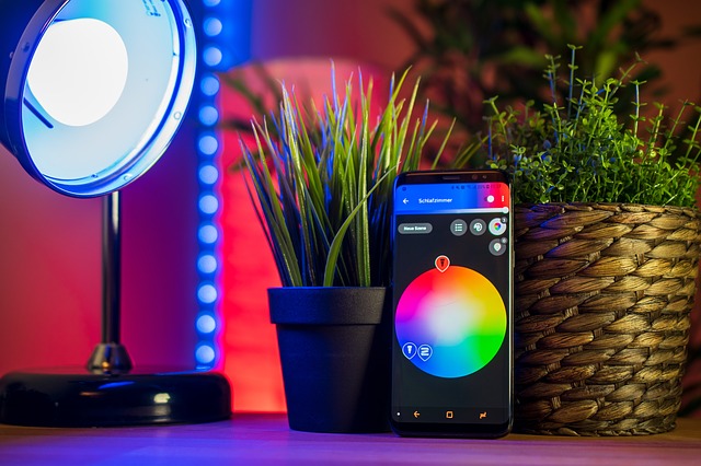 Smartphone ovládá domácnost.